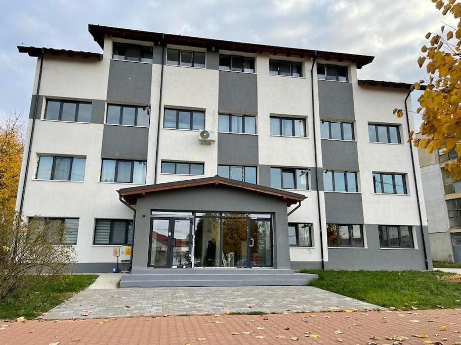 Premium Appartment In Онешти Экстерьер фото
